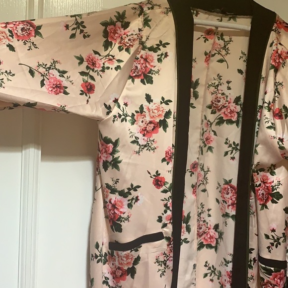 Beautiful Komino - Picture 2 of 3